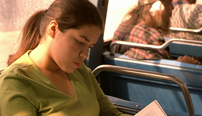 Ana, leyendo en el autobús