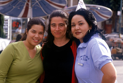 Patricia Cardoso junto a Josefina López, guionista, y América Ferrara