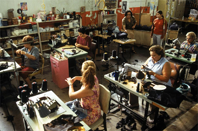 Las mujeres trabajando en el taller de Estela